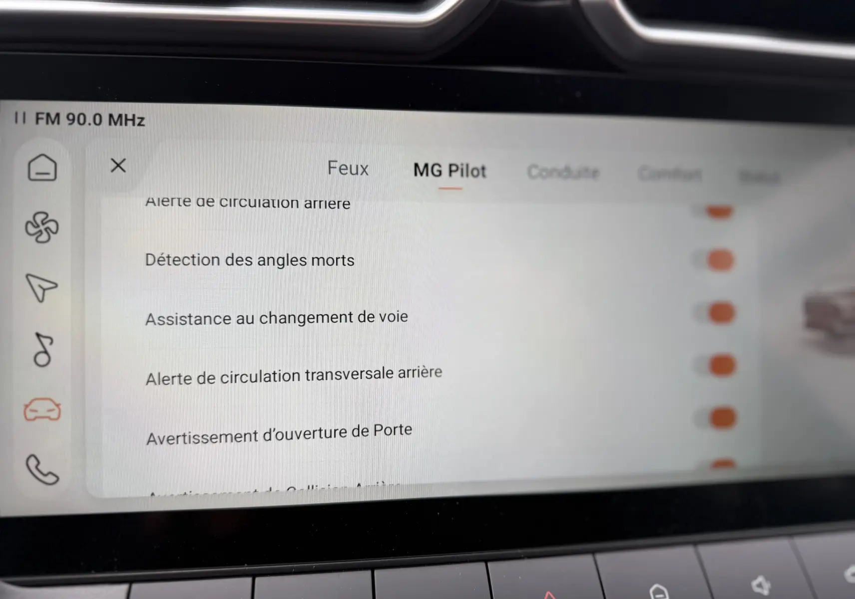 Écran tactile intérieur du MG ZS 1.5 Hybrid+ 2026 montrant les options d'assistance à la conduite en mode MG Pilot.