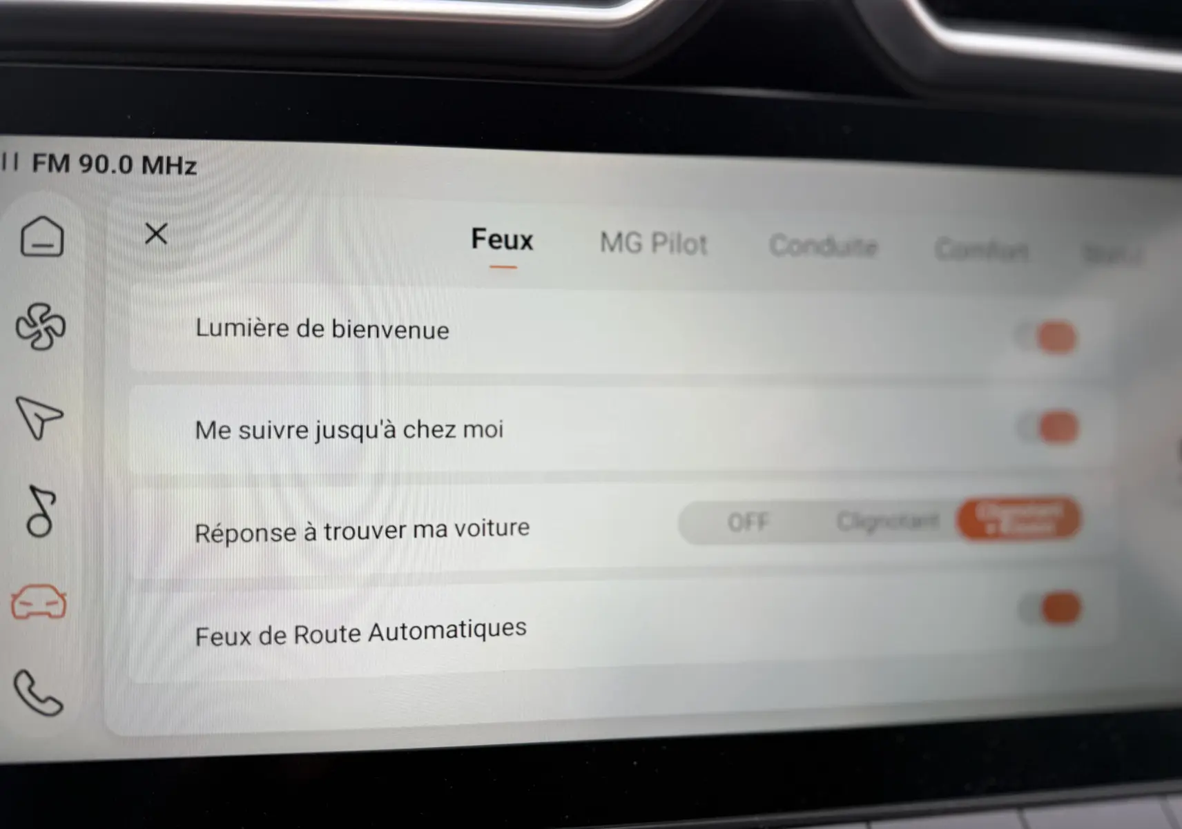 Écran tactile intérieur du MG ZS 1.5 Hybrid+ 2026 affichant les réglages des feux avec interface claire et icônes latérales.