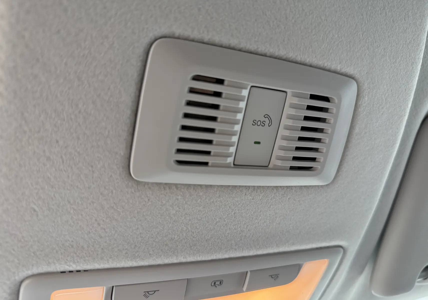 Détail du plafonnier intérieur avec bouton SOS et éclairage ambre dans un MG MOTOR ZS Pebble Black 2026 hybride.