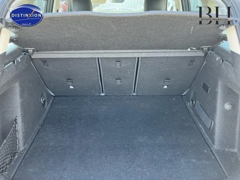 Coffre ouvert vu de l'arrière d'une MINI Countryman Moonwalk Grey, espace de chargement propre et spacieux.