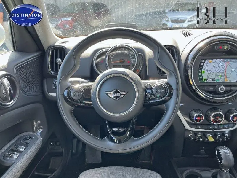 Intérieur de la MINI Countryman Cooper SE 2019, vue centrée sur le volant cuir multifonction et l'écran GPS couleur.
