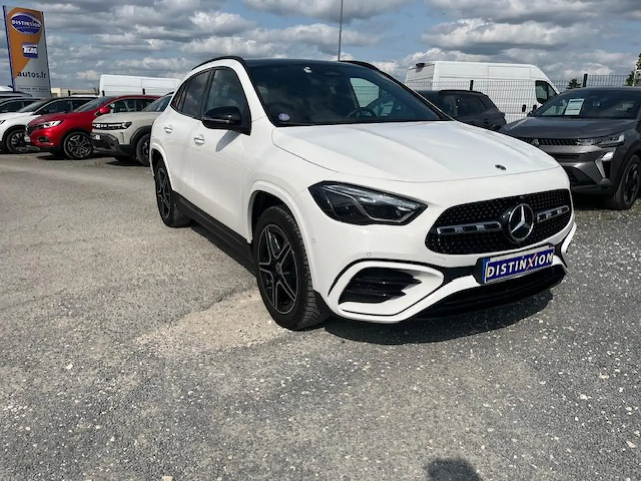 Mercedes GLA 250 e blanc en 3/4 avant droit avec calandre AMG noire et jantes alliage noires brillantes.