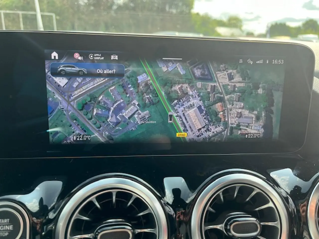 Écran de navigation du Mercedes GLA 250 e hybride 2024 montrant une carte satellite avec température à 22°C.