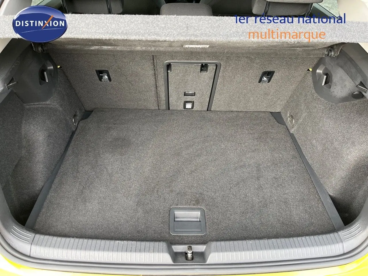 Vue plongeante sur le coffre spacieux et propre d'une Volkswagen Golf jaune 1.5 eTSI 150CH DSG7 Style 2020.