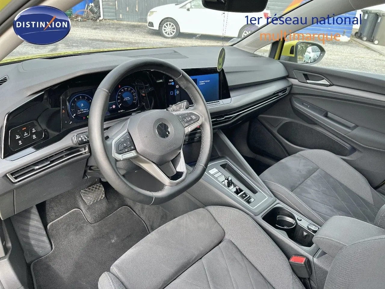 Intérieur de Volkswagen Golf 1.5 eTSI 150CH DSG7 Style 2020, vue côté conducteur sur tableau de bord et sièges gris.