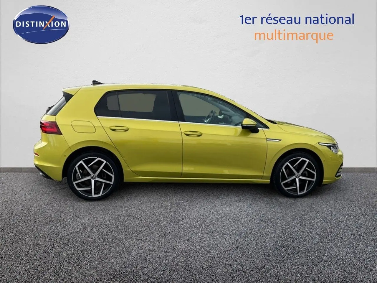 Profil côté droit d'une Volkswagen Golf 1.5 eTSI jaune vif, modèle 2020, avec jantes alliage et cinq portes.