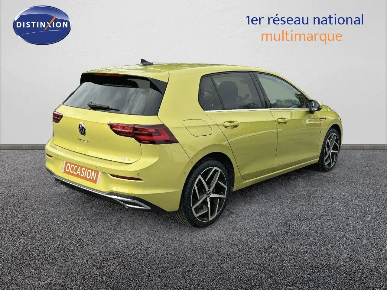 Volkswagen Golf 1.5 eTSI jaune vue 3/4 arrière droit avec jantes alliage et hayon fermé