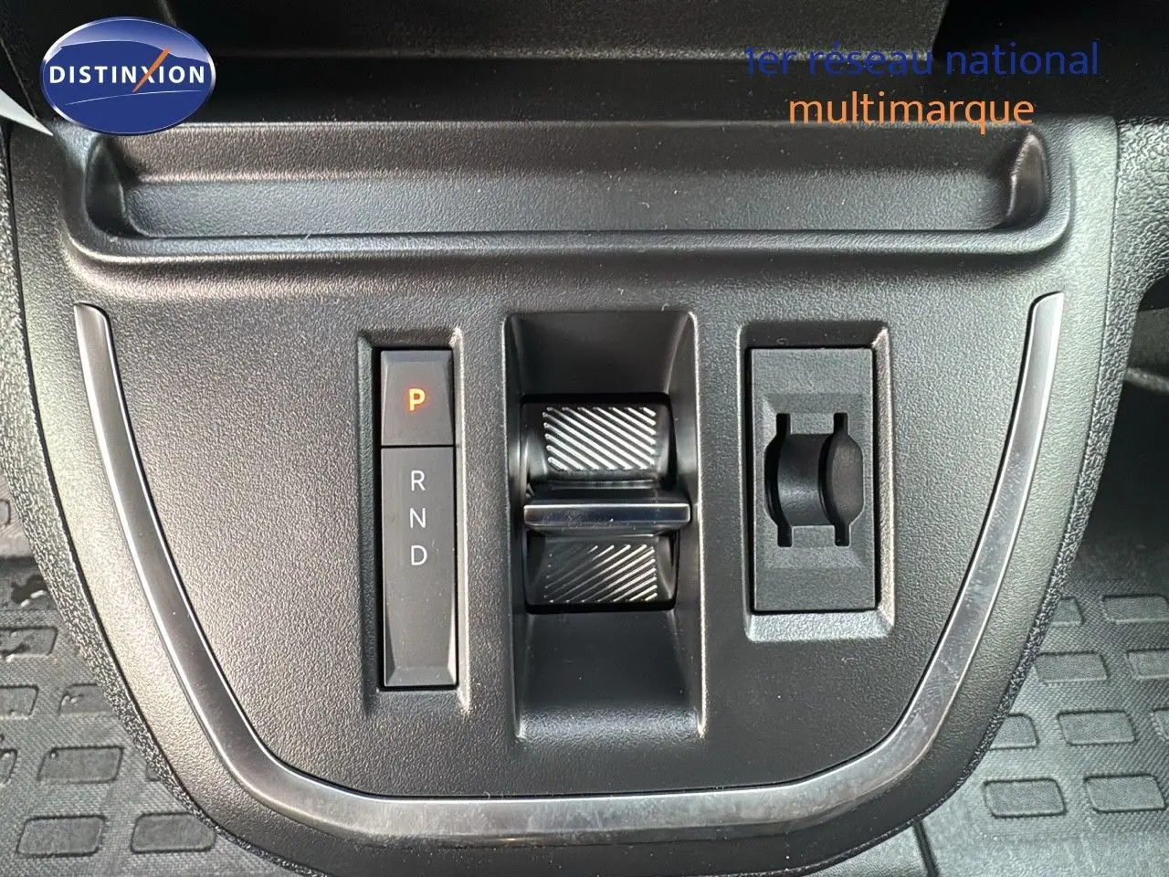 Gros plan sur la commande de boîte automatique et les réglages du tableau de bord du Citroën Jumpy Fourgon gris titane 2025.