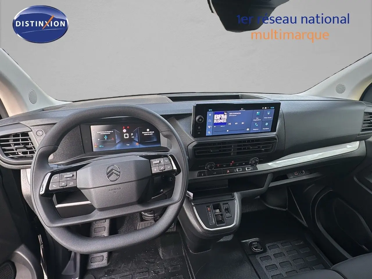 Vue intérieure du tableau de bord et volant du Citroën Jumpy Fourgon XL 2025, avec écran tactile et commandes au volant.