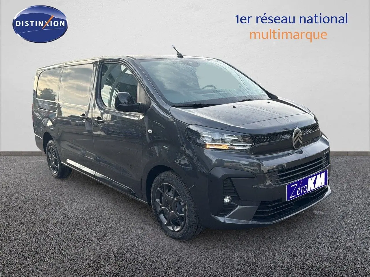 Vue 3/4 avant du Citroën Jumpy Fourgon XL gris titane métal avec jantes noires et calandre distinctive.