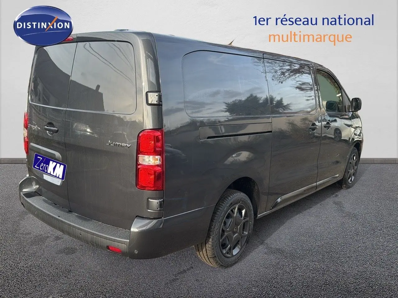 Vue 3/4 arrière droite du Citroën Jumpy Fourgon XL gris titane métal avec portes latérales et jantes noires.