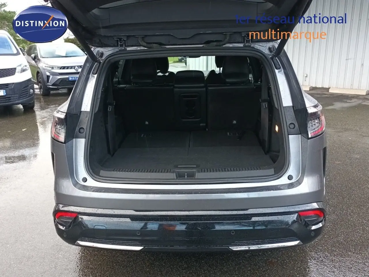 Vue arrière du Renault Espace gris schiste métal 2024 avec coffre ouvert montrant l'espace de chargement.