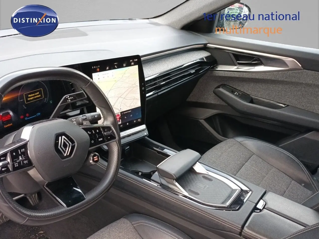 Vue intérieure côté conducteur du Renault Espace 2024 gris schiste, avec volant multifonction et grand écran tactile central.