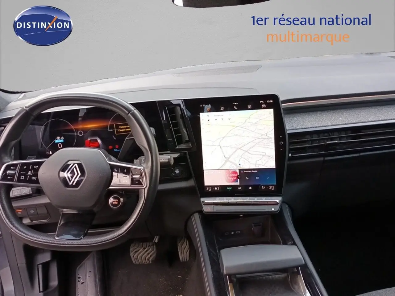 Vue intérieure du tableau de bord et volant de la Renault Espace VI E-Tech gris schiste avec écran tactile central vertical.