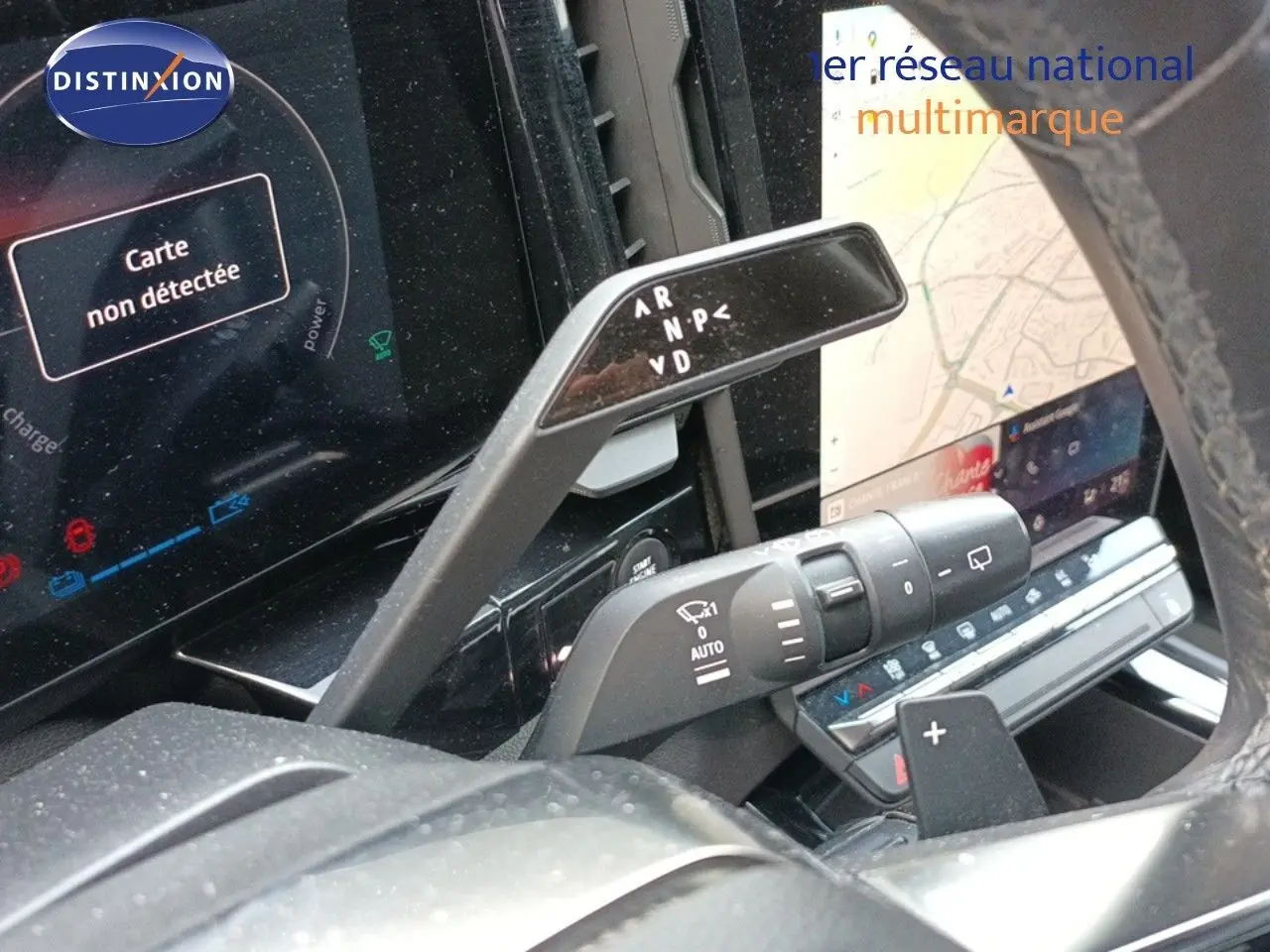 Gros plan sur la commande de boîte automatique et les commandes au volant du Renault Espace gris schiste 2024.