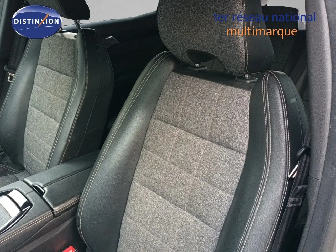 Gros plan sur les sièges avant en tissu gris et cuir noir du Renault Espace VI E-Tech 2024, intérieur moderne et soigné.