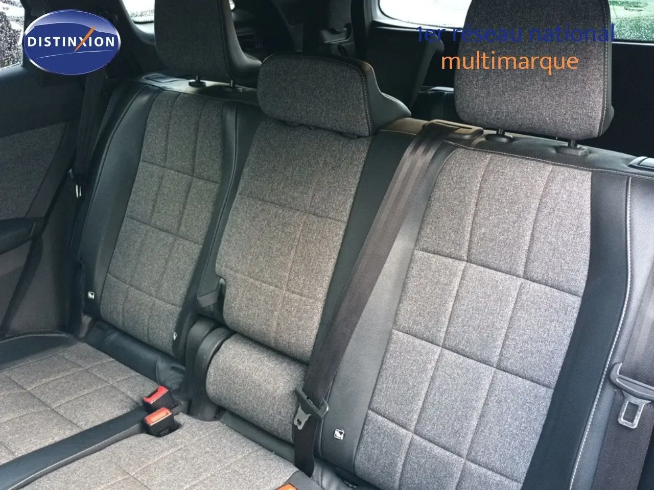 Vue intérieure sur la banquette arrière en tissu gris avec surpiqûres noires du Renault Espace VI hybride 2024.