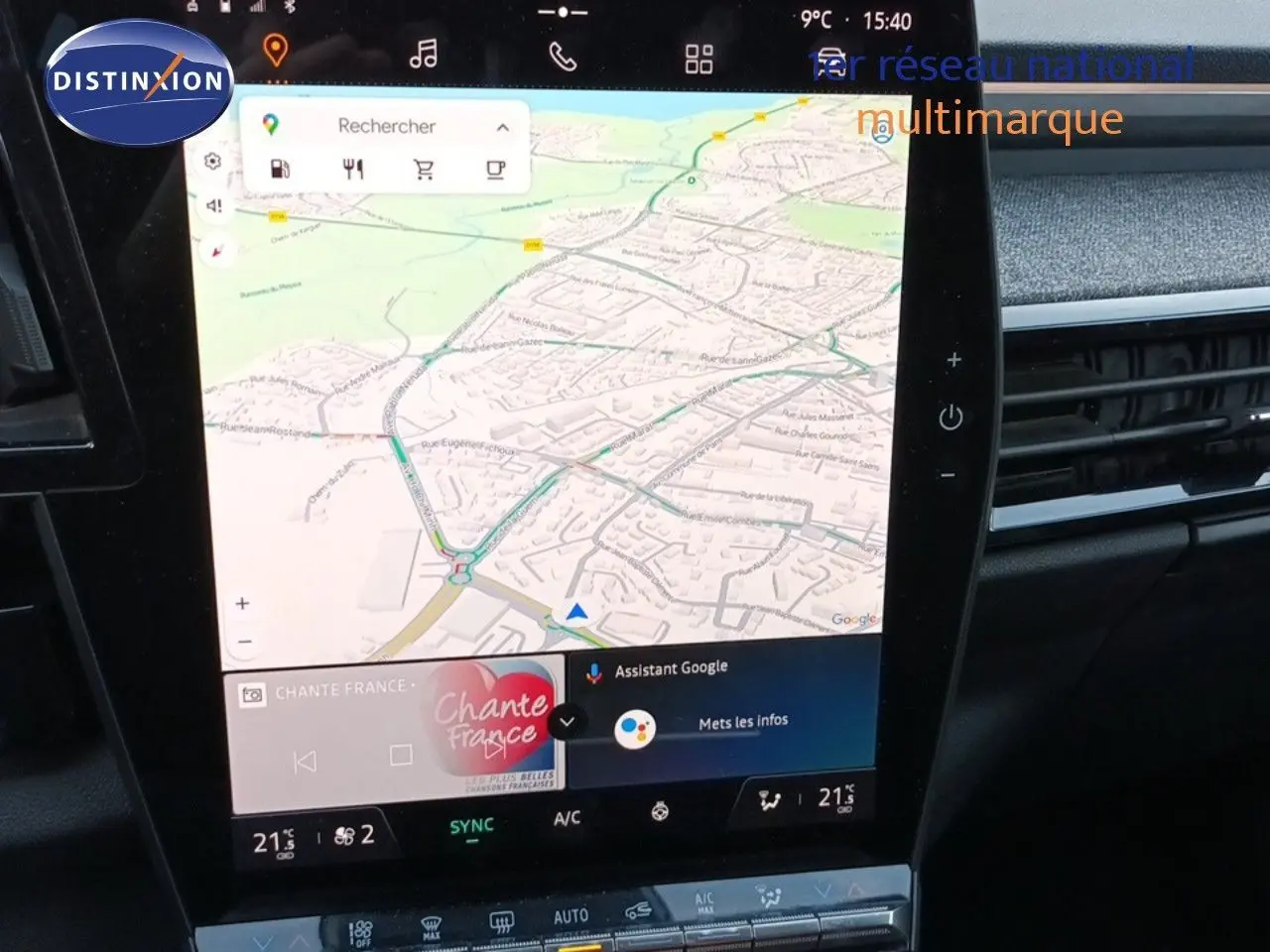 Vue intérieure centrée sur l'écran tactile du tableau de bord du Renault Espace gris schiste 2024, affichant la navigation GPS.