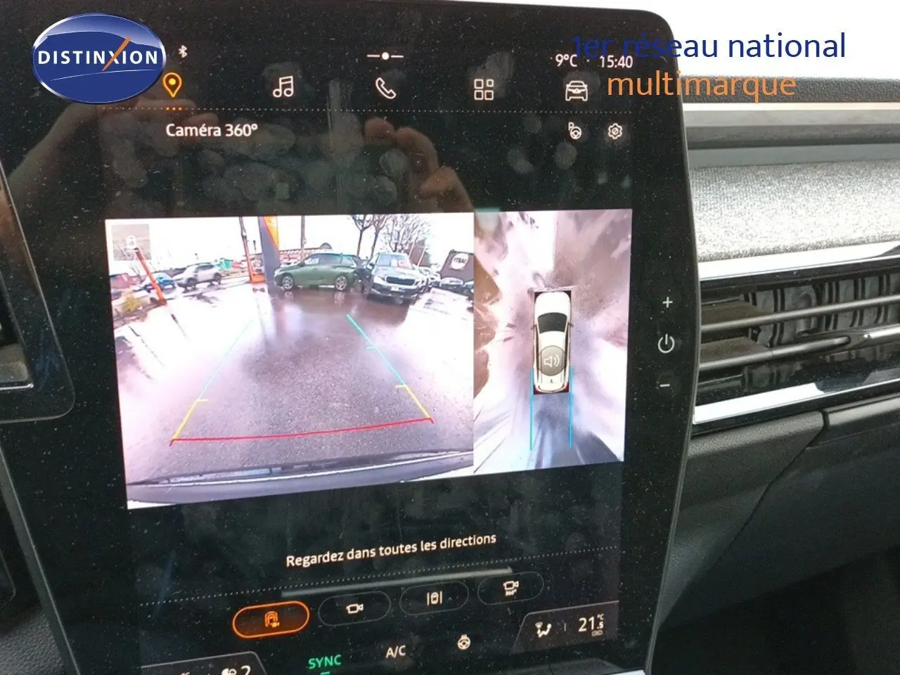 Affichage de la caméra 360° sur écran tactile du tableau de bord du Renault Espace gris schiste, vue intérieure.