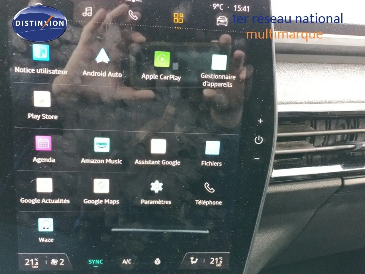 Écran tactile central avec interface multimédia Android Auto et Apple CarPlay dans Renault Espace gris schiste, vue intérieure frontale.