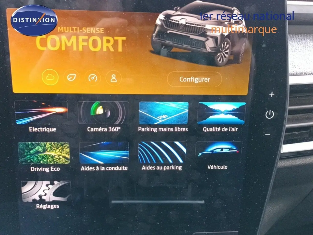 Écran tactile intérieur montrant les options de conduite et assistance du Renault Espace gris schiste, version hybride 2024.