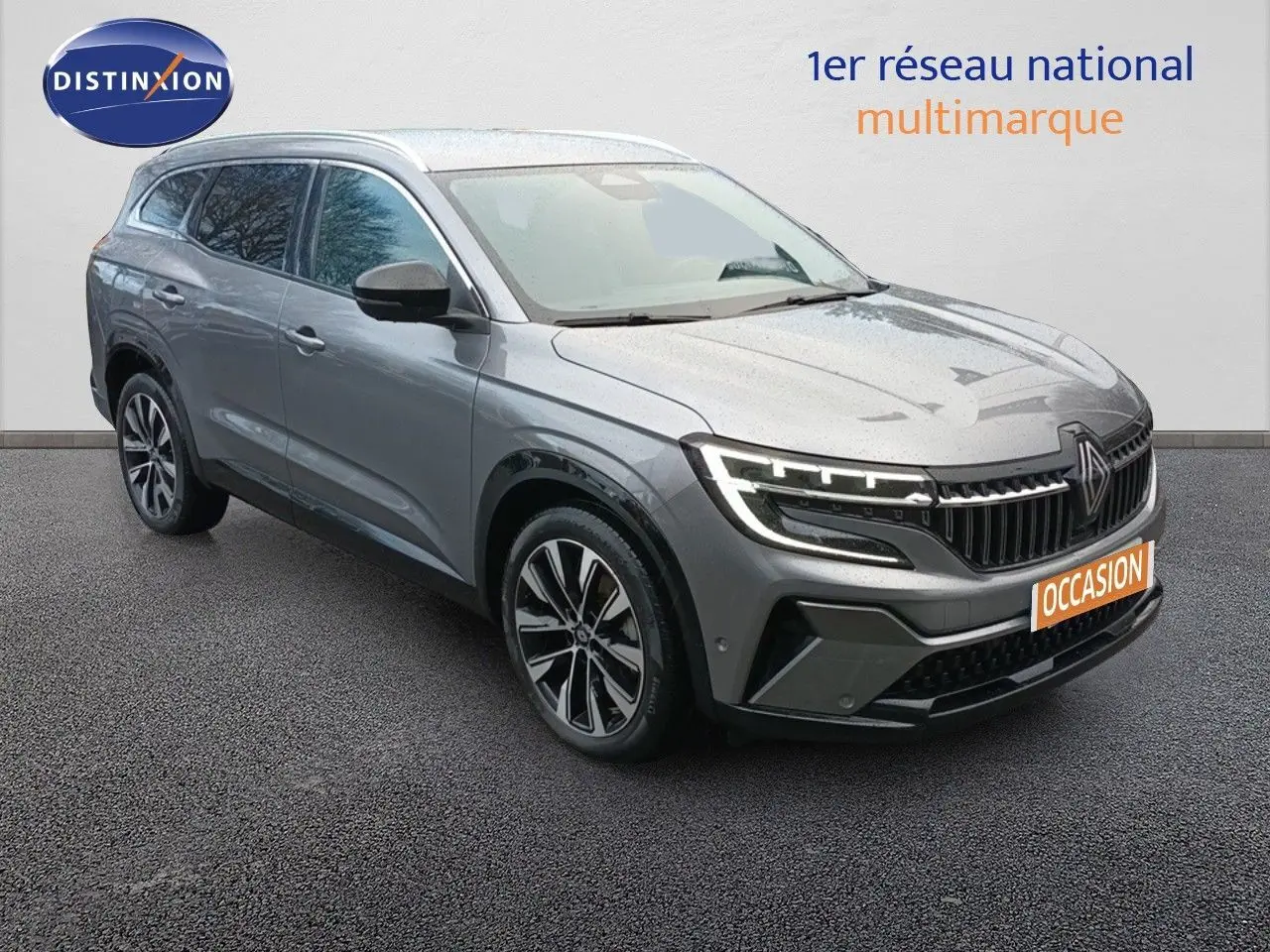Renault Espace VI E-Tech gris schiste métal, vue 3/4 avant droit avec feux LED et jantes alliage bicolores.