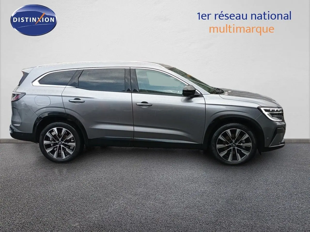 Profil droit d’un Renault Espace 2024 gris schiste métal, SUV hybride avec jantes alliage et lignes modernes.