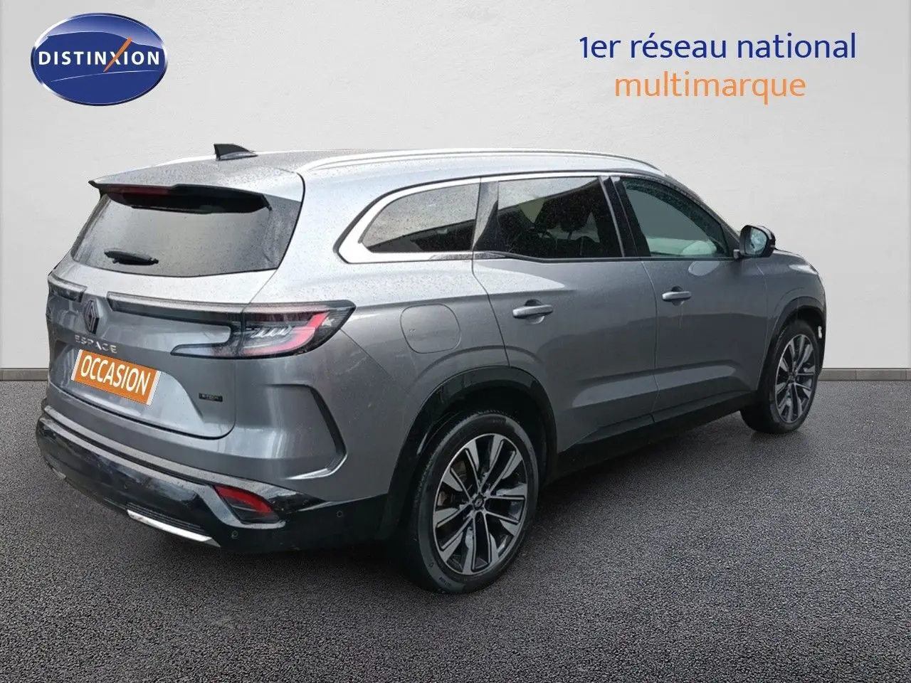 Renault Espace VI E-Tech gris schiste métal, vue 3/4 arrière droit, avec jantes alliage et feux LED distinctifs.