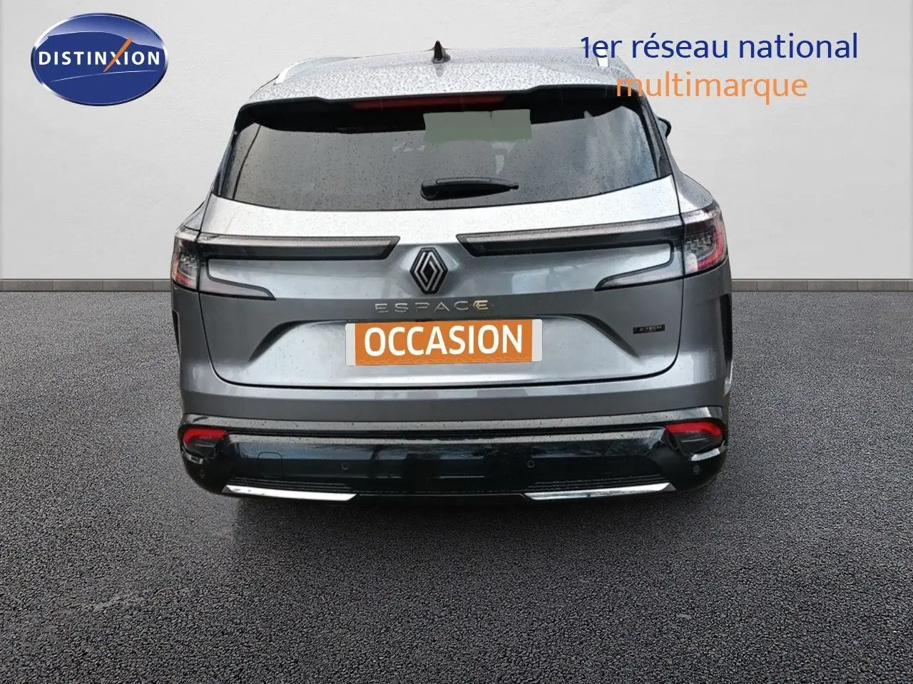 Vue arrière d'un Renault Espace 2024 gris schiste métal avec feux LED et logo central bien visibles.