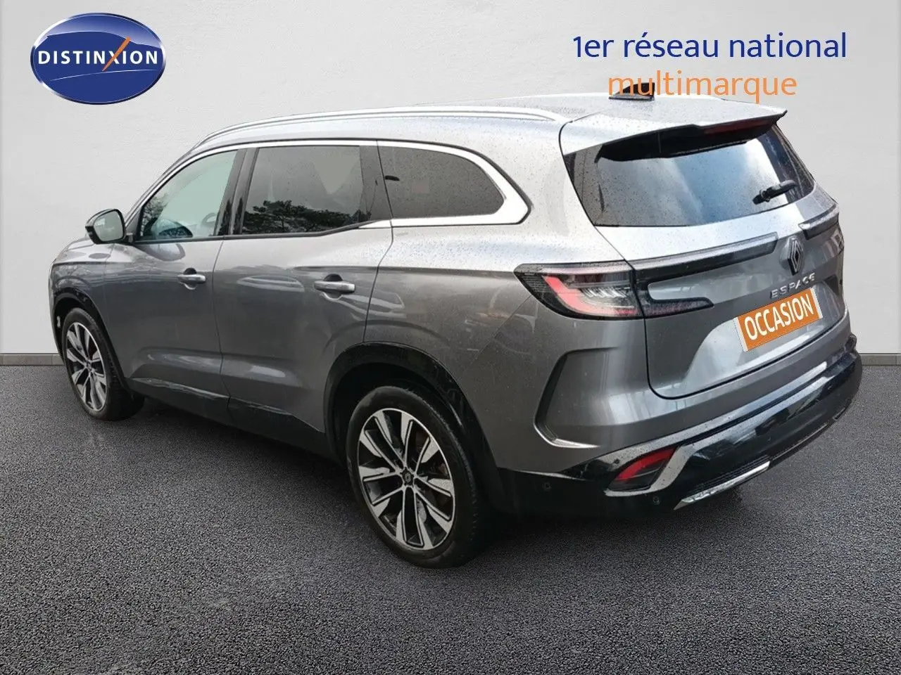 Vue 3/4 arrière droite d'un Renault Espace gris schiste métallisé, avec jantes alliage et vitres teintées.