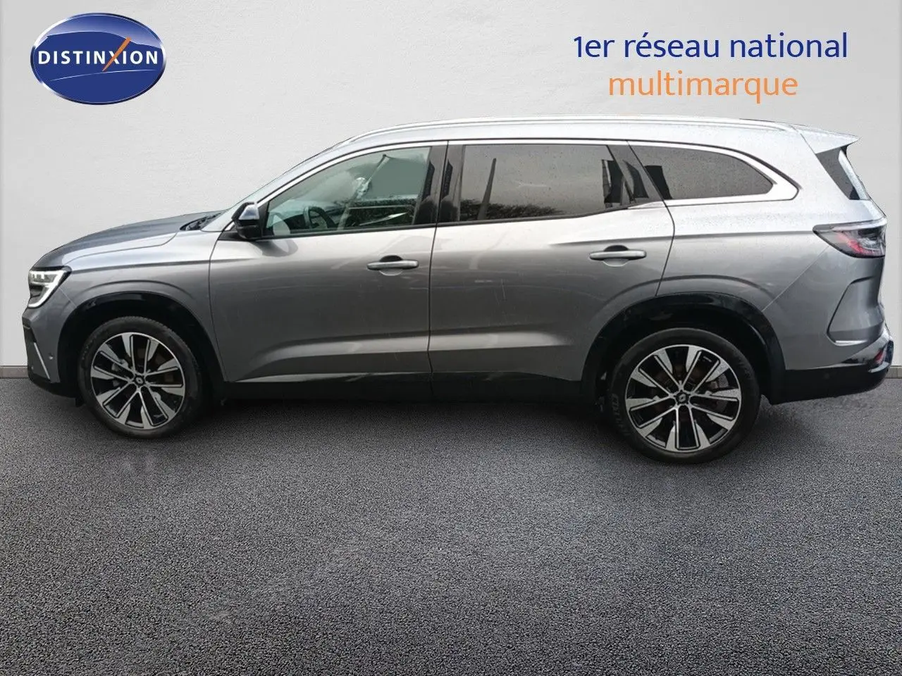 Profil droit d'un Renault Espace 2024 gris schiste métallisé avec jantes alliage et vitres teintées.