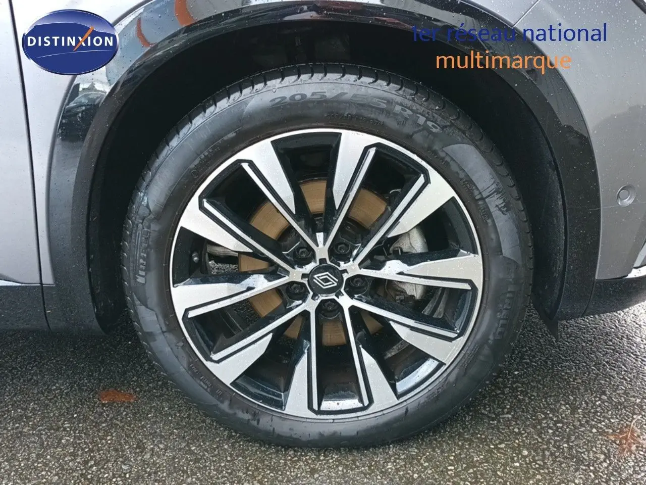 Gros plan sur la jante alliage bicolore 19 pouces du Renault Espace VI gris schiste métal, côté gauche avant.