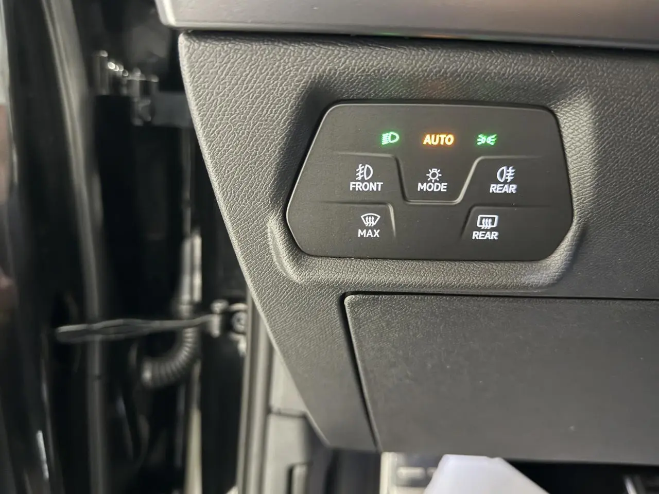 Gros plan sur les commandes d’éclairage et désembuage du tableau de bord noir du CUPRA Formentor Noir Night.
