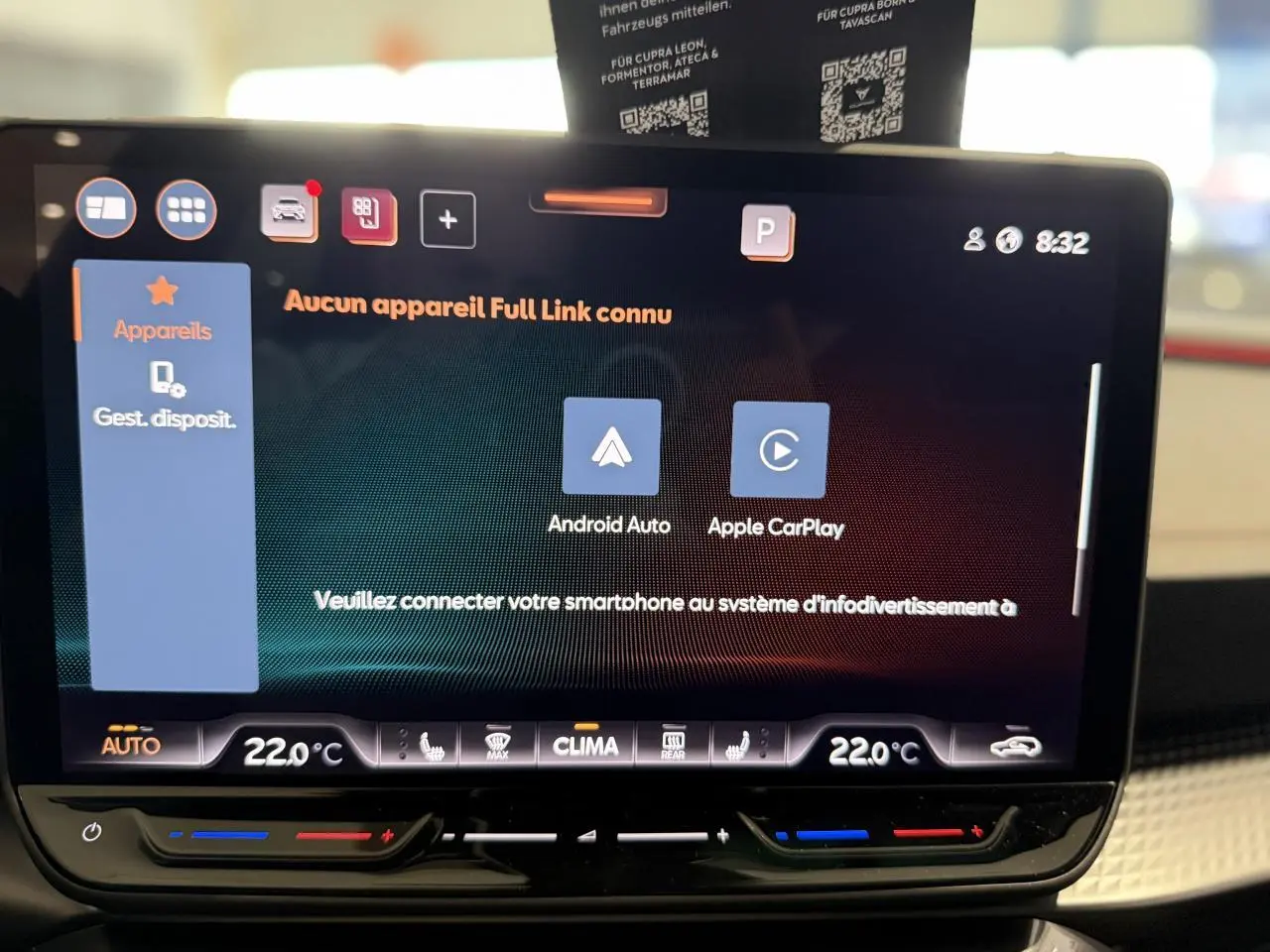 Écran tactile central du système d'infodivertissement de la CUPRA Formentor noir, affichant Android Auto et Apple CarPlay.