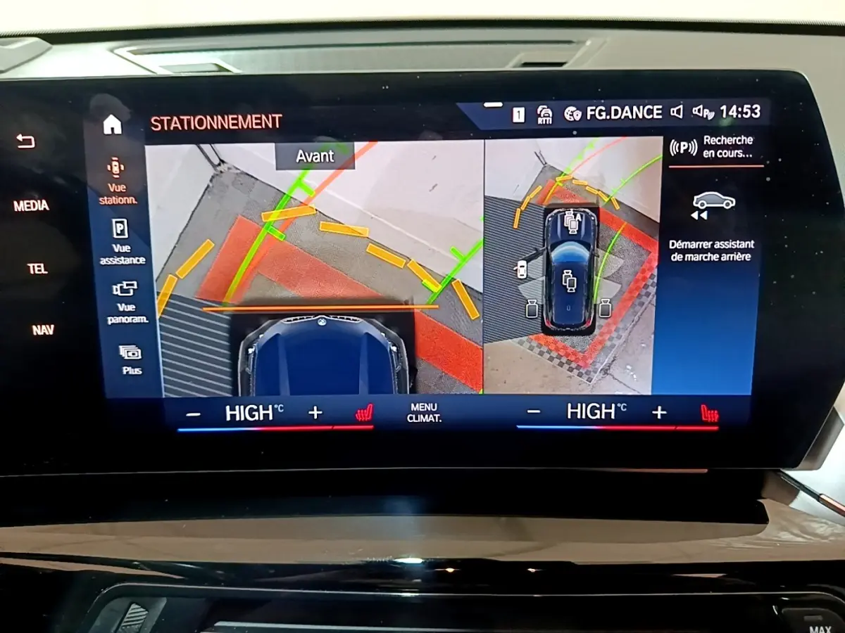 Écran tactile central du BMW X1 noir montrant l’aide au stationnement avec vue aérienne et angles avant/arrière.