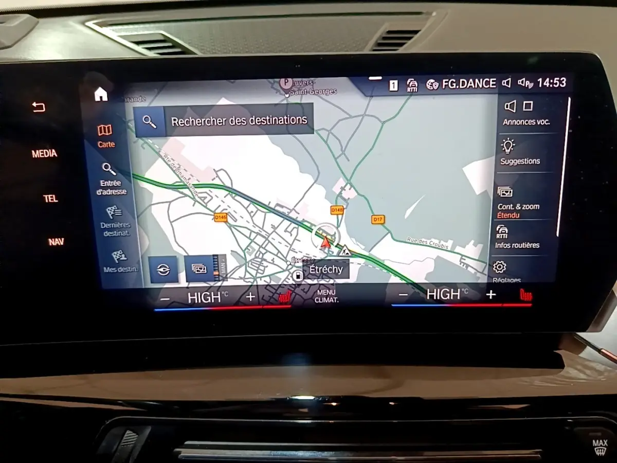 Écran tactile central du BMW X1 xDrive23i M Sport 2023 affichant la navigation avec carte et commandes climatisation.