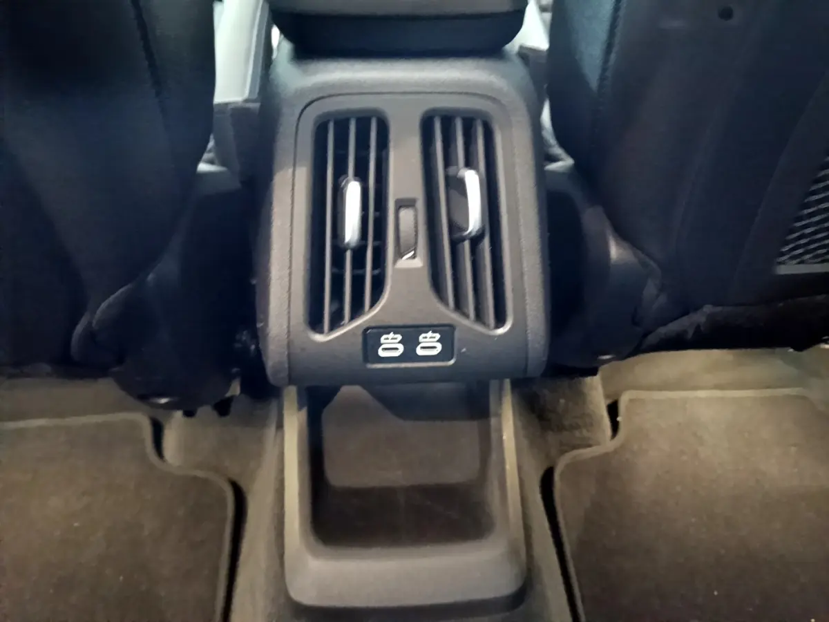 Vue rapprochée des aérateurs arrière et prises USB du BMW X1 xDrive23i M Sport noir, entre les sièges arrière.