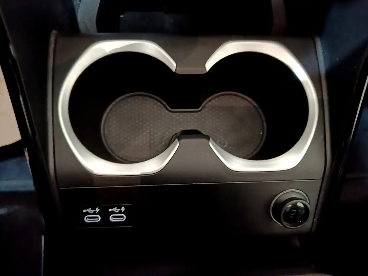 Gros plan sur les porte-gobelets arrière noirs avec deux ports USB-C et une prise 12V sur BMW X1 xDrive23i M Sport.