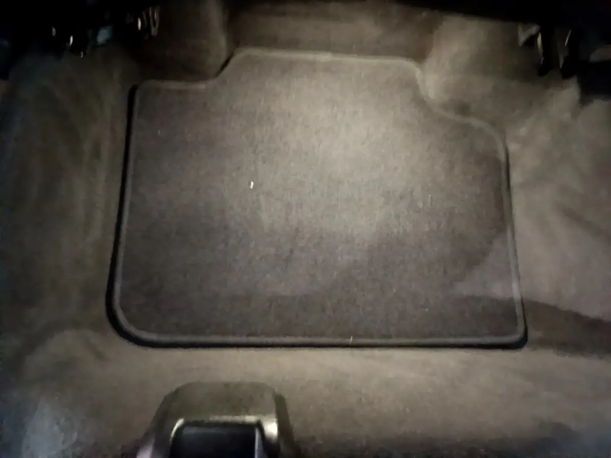 Vue rapprochée du tapis de sol noir à l'avant côté conducteur du BMW X1 xDrive23i M Sport 2023.
