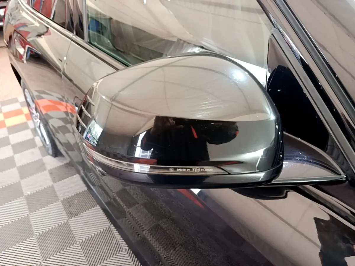 Rétroviseur côté conducteur noir brillant de BMW X1 xDrive23i M Sport 2023, vue rapprochée sur la portière noire.