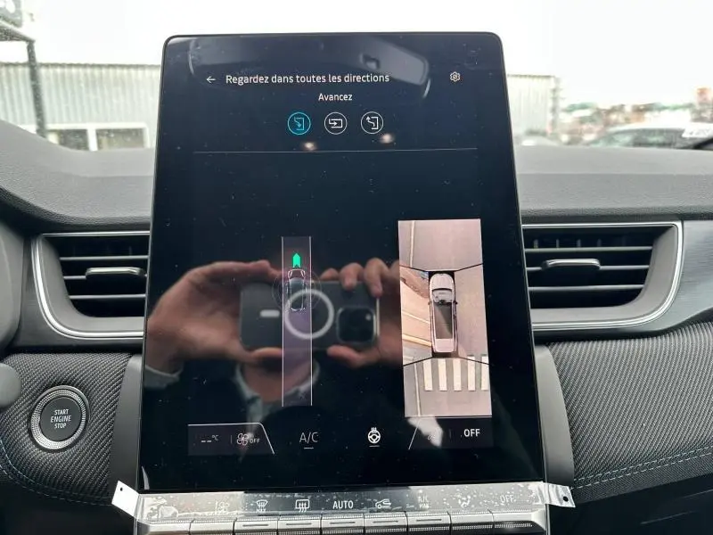 Écran central du Renault Captur 2026 affichant la vue 360° en mode avancé, intérieur avec finition carbone et bouton start/stop.