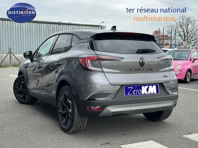 Vue 3/4 arrière droite du Renault Captur 2026 gris Cassiopée avec toit noir et jantes noires distinctives.
