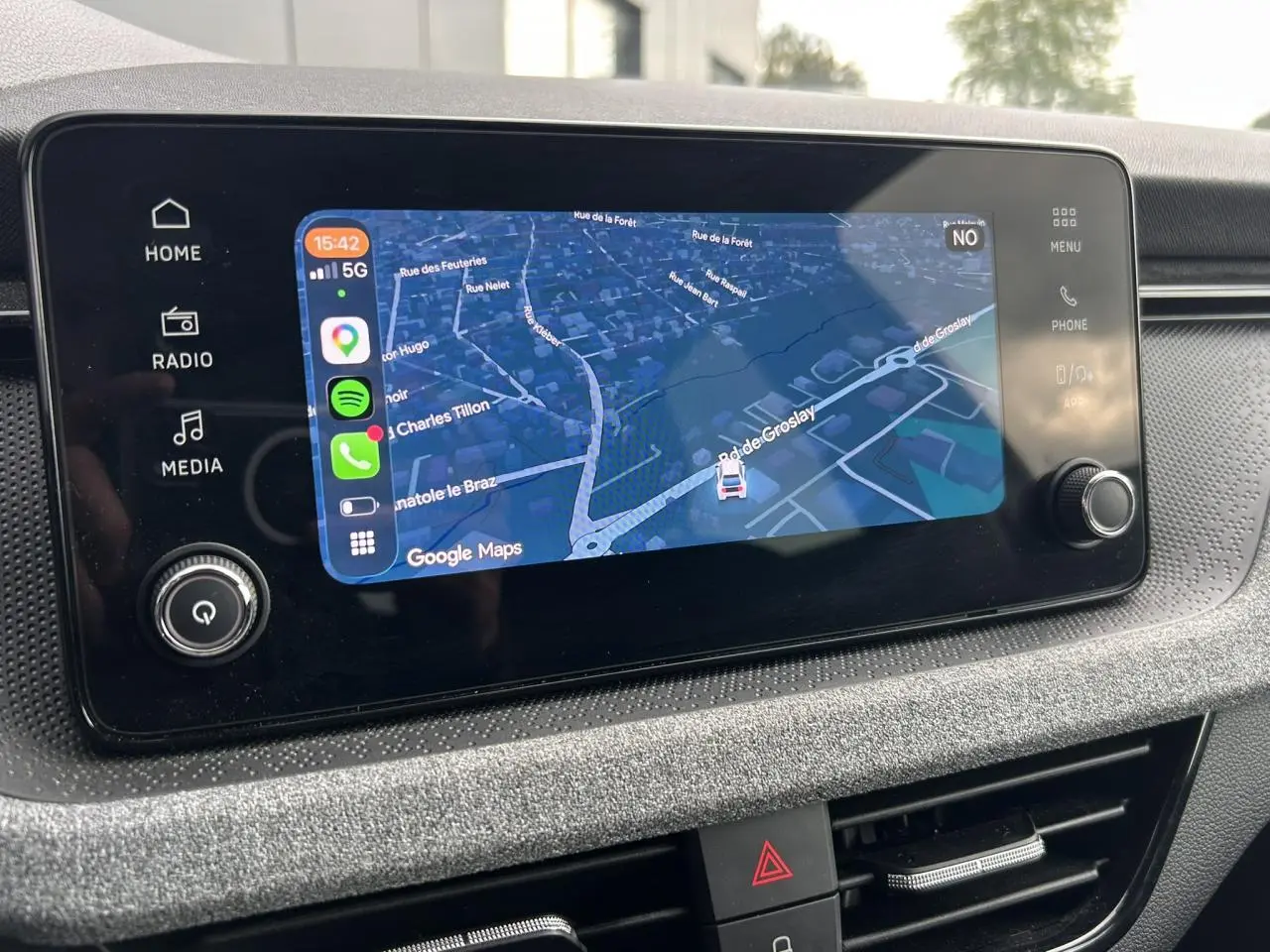 Écran tactile central 8,25" du Skoda Scala TSI 116 DSG7 Sélection affichant une carte GPS en navigation.