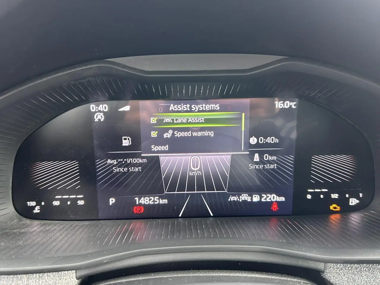 Tableau de bord numérique de la Skoda Scala TSI 116 DSG7, affichant les assistances à la conduite et la température à 16°C.