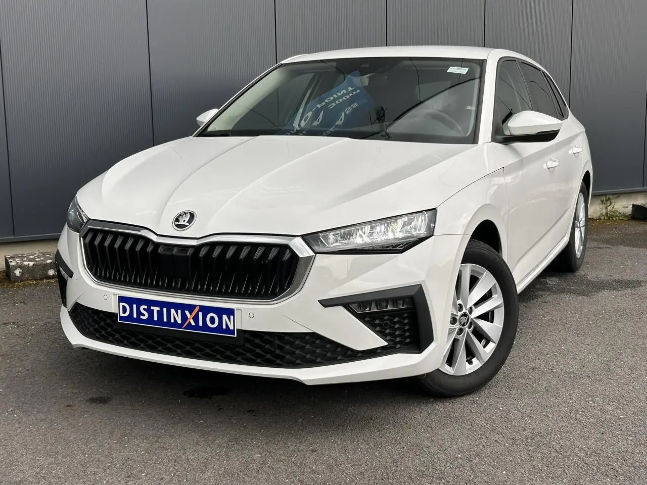 Vue 3/4 avant droite d'une Skoda Scala blanc Candy avec calandre noire et jantes alliage 16 pouces Cortadero Aero.
