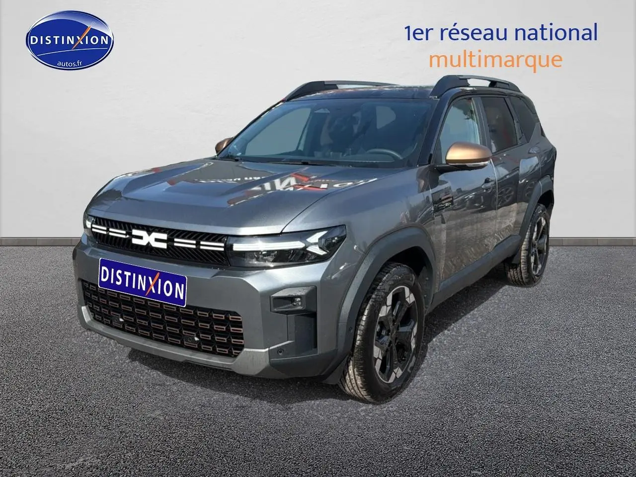 Dacia Bigster gris schiste en 3/4 avant droit avec jantes noires et rétroviseurs bronze.