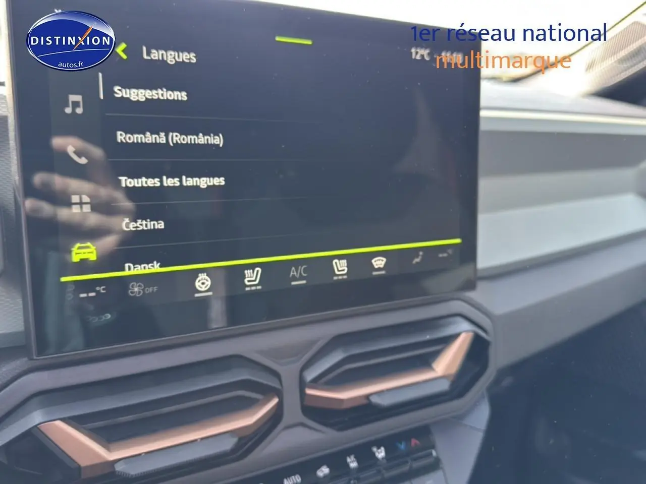 Détail de la console centrale avec écran tactile et aérateurs à inserts cuivrés dans un Dacia Bigster gris schiste.