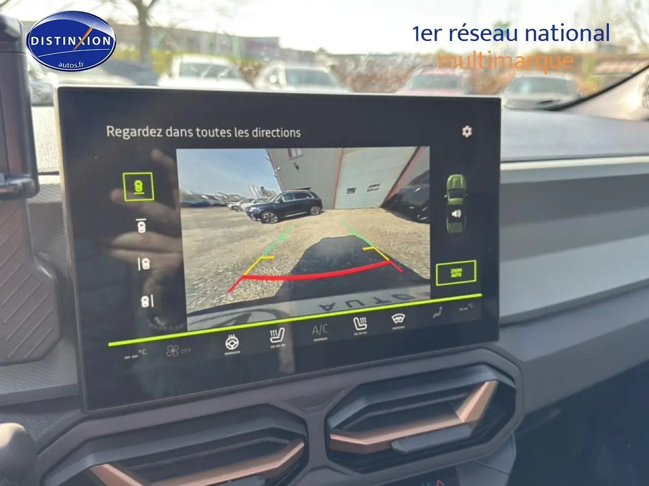 Écran tactile intérieur montrant la caméra de recul du Dacia Bigster gris schiste, avec tableau de bord et aérateurs visibles.