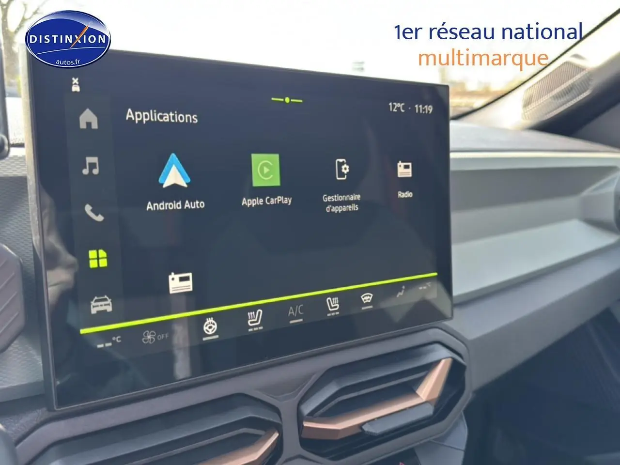 Écran tactile central affichant les applications Android Auto et Apple CarPlay dans l’habitacle du Dacia Bigster gris schiste.