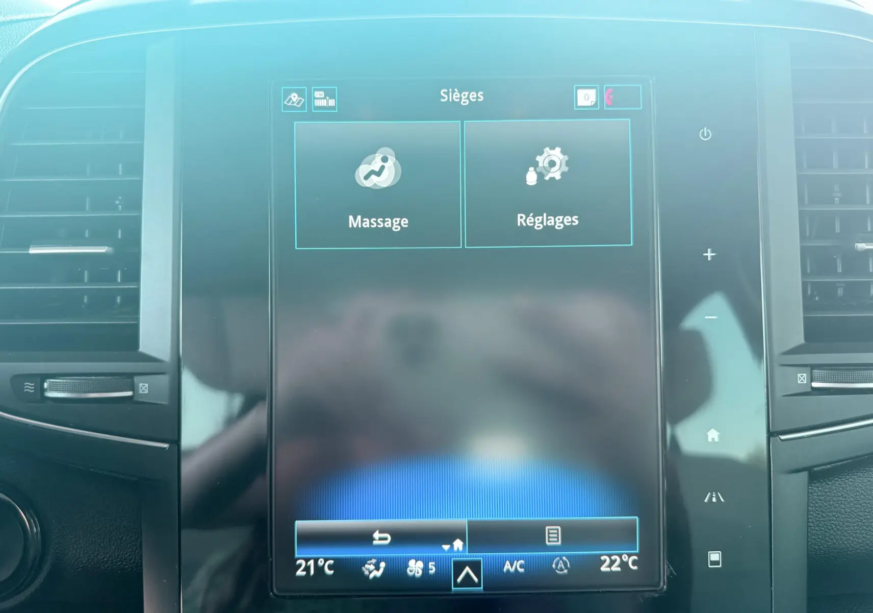 Écran tactile central du tableau de bord du Renault Koleos 2021 affichant les options Massage et Réglages des sièges.